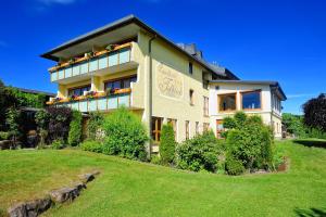 un edificio con césped delante en Landhotel Talblick, en Neuweiler