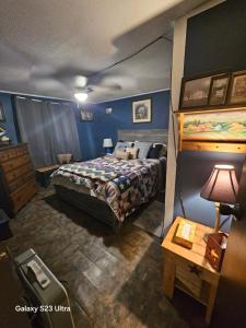 Φωτογραφία από το άλμπουμ του Over the hill and through the woods σε Ironton