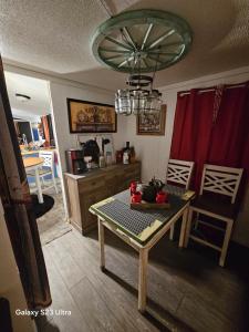 Φωτογραφία από το άλμπουμ του Over the hill and through the woods σε Ironton