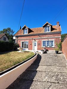a red brick house with a pathway in front of it at Laurette Maison familiale, Vallée de la Somme in Sailly-Laurette +30 photos