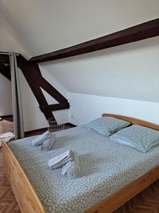 a bed with two towels on it in a bedroom at Laurette Maison familiale, Vallée de la Somme in Sailly-Laurette