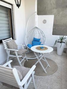 - une terrasse couverte avec 2 chaises, une balançoire et une table dans l'établissement Apartman Safir 1 & Apartman Safir 2 & Apartman Safir 3, à Kruševac 57 autres photos