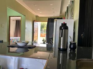 una cocina con encimera y cafetera. en El Sauko Resort, en Encarnación