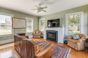 Una sala de estar con un sofá y una chimenea. en Historic Waterfront Home with Dock in Reedville!, en Reedville