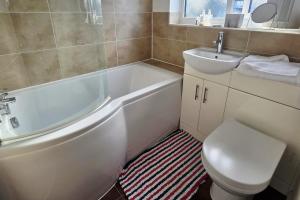 Ένα μπάνιο στο Willow Retreat - House in Burbage- Sleeps2- Garden