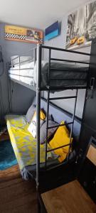 Ένα ή περισσότερα κρεβάτια σε δωμάτιο στο F2 entier 30m2 à La Porte d'Italie +15 φωτογραφίες