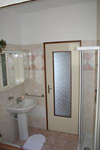 カンノビオにあるCasa ai Castelliのバスルーム(洗面台、裏口にシャワー付)