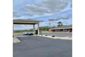 a gas station with cars parked in a parking lot at Lake Seminole Inn in Sneads