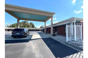 a car parked in a parking lot next to a building at Lake Seminole Inn in Sneads +13 photos