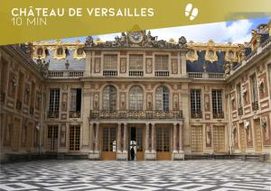 Un antiguo edificio en Versalles con las palabras Château de Vespuls en Le Roy Soleil Classé 3 étoiles Cosy & Cœur du quartier Saint-Louis, en Versalles