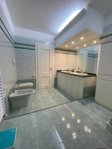 a large bathroom with a toilet and a sink at A Casa di Ale in Gubbio