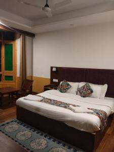 Un dormitorio con una cama grande en una habitación. en Hotel Green Ocean, en Manali