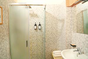 Koupelna v ubytování AlbergoTeatro + 55 fotografií