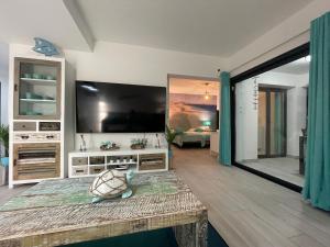 维拉韦德MarVillaFuerte的配有大屏幕平板电视的客厅