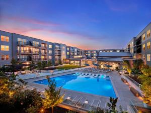 Bazén v ubytování AVE King of Prussia - Short Stay Furnished Apartment nebo v jeho okolí + 13 fotografií