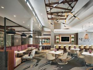 Posezení v ubytování AVE King of Prussia - Short Stay Furnished Apartment