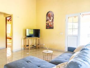 TV a/nebo společenská místnost v ubytování Logement Solèy Rivyè- 3 chambres