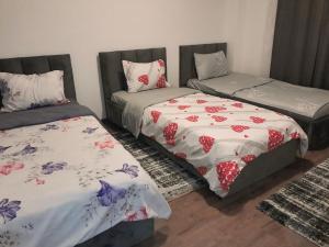 een slaapkamer met 2 bedden en een futon bij Fushkosov in Kosovo Polje
