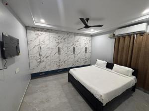 a bedroom with a bed and a wall mural at Jayalakshmi Homestay Near Tiruchanur Padmavathi Ammavari Temple in Tirupati
