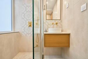 a bathroom with a shower and a sink at Proche Lille - Terrasse - Charmant in Mons-en-Baroeul +21 photos