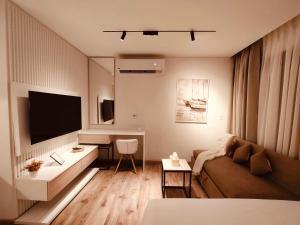 a living room with a couch and a flat screen tv at غرفة فندقية مريحة في قلب التجمع الخامس in Cairo