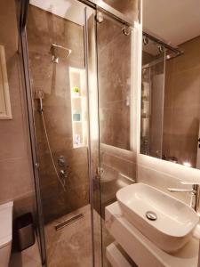 a bathroom with a shower and a toilet and a sink at غرفة فندقية مريحة في قلب التجمع الخامس in Cairo +26 photos