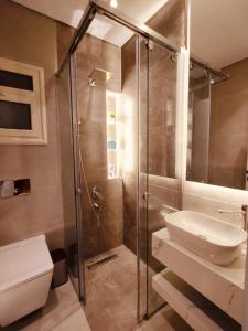 a bathroom with a shower and a toilet and a sink at غرفة فندقية مريحة في قلب التجمع الخامس in Cairo