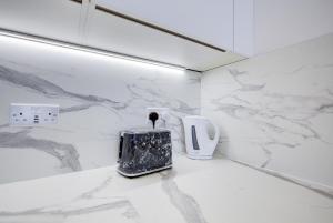 Η κουζίνα ή μικρή κουζίνα στο New 2 BR Flat Near Hayes Station Free Parking