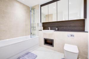Ένα μπάνιο στο New 2 BR Flat Near Hayes Station Free Parking +28 φωτογραφίες