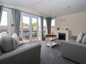 un salon avec deux canapés et une cheminée dans l'établissement Meadows Park 1, à Hull