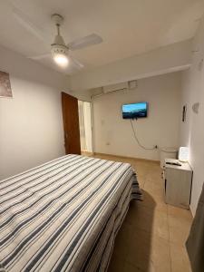 a bedroom with a bed and a tv on the wall at Departamento en Resistencia, Zona céntrica in Resistencia