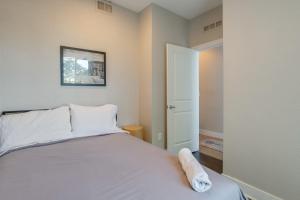 ein Schlafzimmer mit einem Bett mit weißen Kissen in der Unterkunft Rooftop Deck and Hot Tub Walkable Denver Townhome in Denver