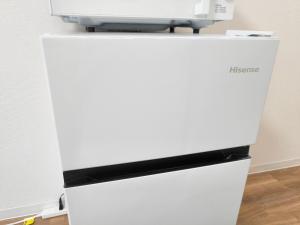 WadaにあるShinjuku Tokyo 東京新宿 SYのプリンターが上に付いた白い冷蔵庫