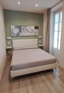 a bedroom with a large bed in a room at Quattro B in Cuneo