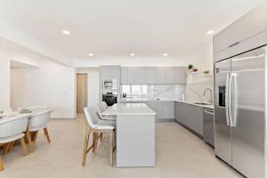 Una cocina o kitchenette en Luxury Oceanview Condo with Pool