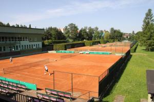 ヴァラシュスケー・メジジーチーにあるPenzion Tenis Klub DEZAのテニスコートの一団