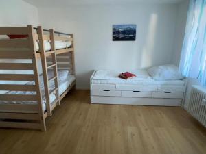 Un dormitorio con una litera y una escalera. en Sursilvana 18 (317 Ma), en Lenzerheide