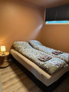 Postel nebo postele na pokoji v ubytování Treroms leilighet på Lunheim