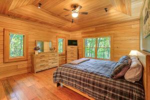 una camera con pareti in legno e un letto in una stanza di Near Boone-Custom Built Cabin 3 BR 3 BA with Hot Tub a Zionville