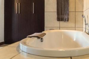 Ένα μπάνιο στο Zebula Bush Villa 82, Zebula Golf Estate and Spa +39 φωτογραφίες