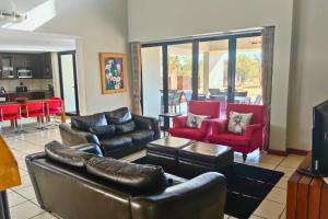 Χώρος καθιστικού στο Zebula Bush Villa 82, Zebula Golf Estate and Spa