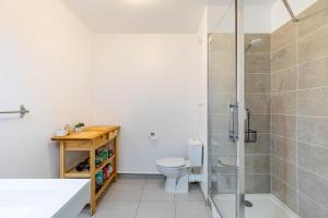 un baño con ducha y WC en GuestReady - Charming getaway near Disneyland, en Marne-la-Vallée