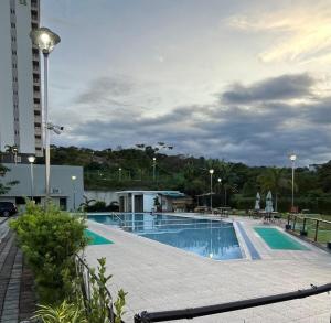 Una gran piscina en un edificio con cielo nublado. en Condo in Clark! Studio Free Parking 40sqm, en Fort Stotsenburg