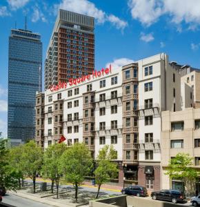 un edificio con un cartel en el costado en Copley Square Hotel en Boston