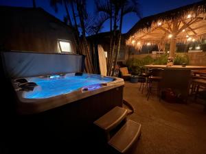 Ảnh trong thư viện ảnh của Oceanside Bungalow, Walk to Beach & Pier, Private Hot Tub, Beach Gear ở Oceanside
