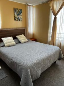 Ένα ή περισσότερα κρεβάτια σε δωμάτιο στο Dpto frente a la playa la Herradura con Piscina