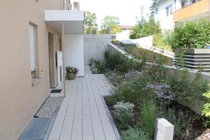a garden with a walkway next to a building at Ferienwohnung Arlesbrunnen in Ebermannstadt in Ebermannstadt +6 photos