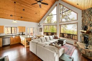 Χώρος καθιστικού στο Wildlife Views~Hot Tub~Fire Pit & Games