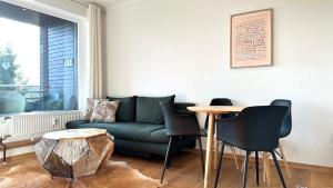 a living room with a couch and a table at Loipenteufel - Zentral modern & am Lift mit Garage in Winterberg