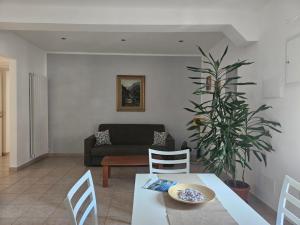 a living room with a table and a couch at Casa Adelina - Appartamento Pallanza centro in Verbania +10 photos